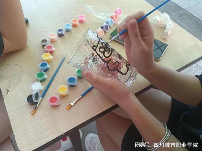 四川城市职业学院艺画DIY活动 秀出才艺，共绘文化新篇章